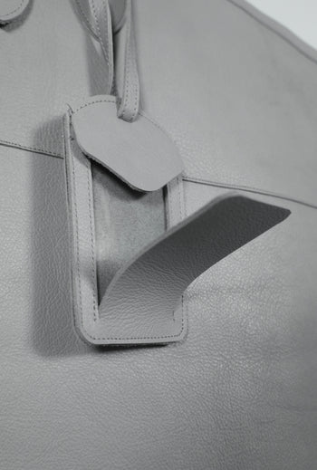 Porta traje gris claro