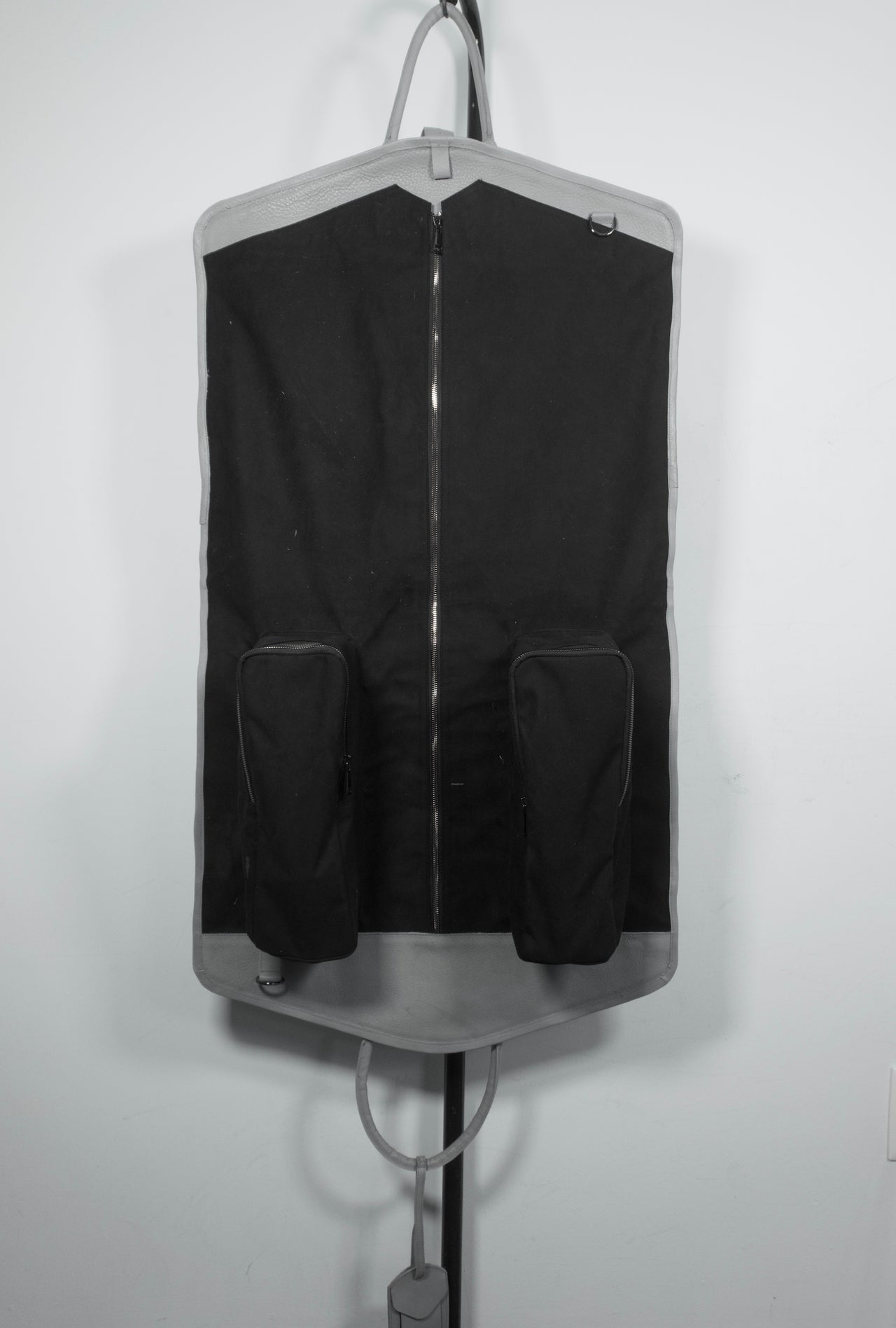 Porta traje gris claro