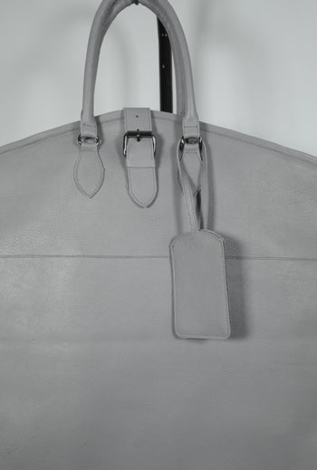 Porta traje gris claro